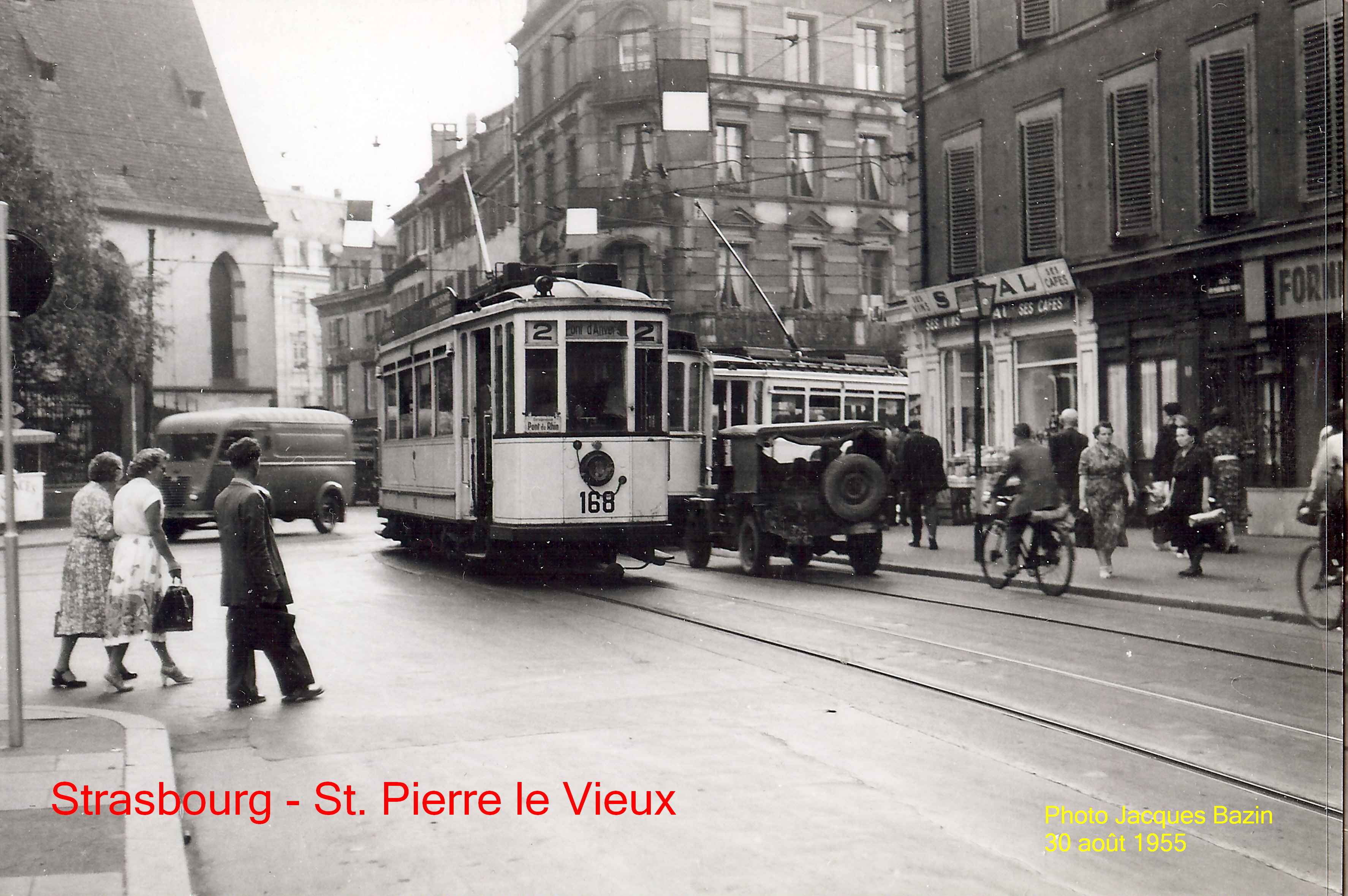 Croisement de trams au d�but de la Rue du Vieux March� aux Vins.